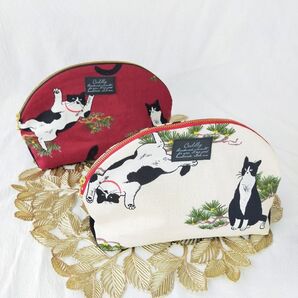 和素材生地のアンニュイ猫さんシェルポーチ(赤)ハンドメイド 猫 にゃんこ ラウンドポーチ メイクポーチ 小物入れ ポーチ