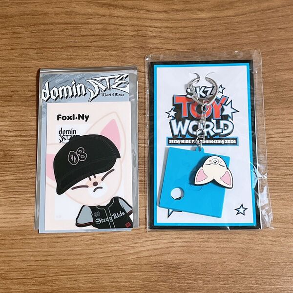 StrayKids スキズ シャトルバス特典ステッカー SKZ TOY WORLD バッジキーホルダー フォクシニー アイエン