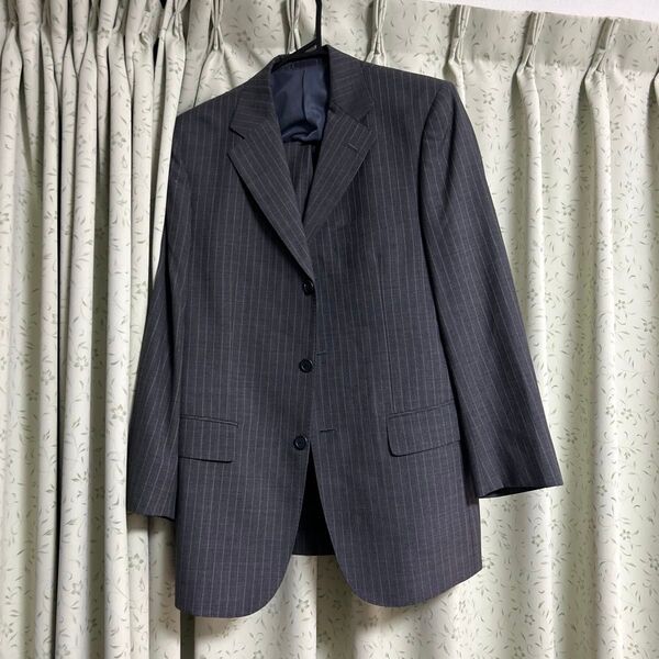 80.美品!YA4 メンズスーツ グレーにストライプ165.W74cm 格安で!
