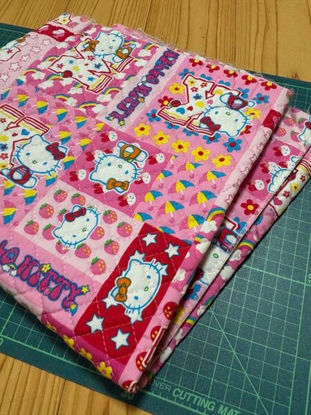 平成レトロ ハローキティ キルティング 生地104×48cm 2002 レア 廃盤 キティちゃん ミミィちゃん サンリオ ハギレ