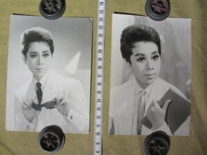 希少　古いブロマイド２枚 　1960年代の宝塚歌劇団：女優ブロマイド　お名前がわかりません。　その３