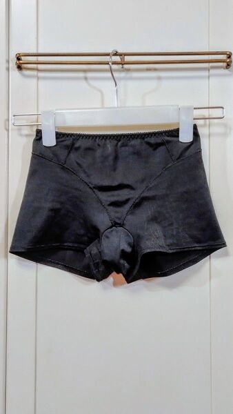 補正下着・ ガードル 一部丈 ブラックパイソン?柄 ツルツル素材 (色:ブラック)ヒップアップ効果