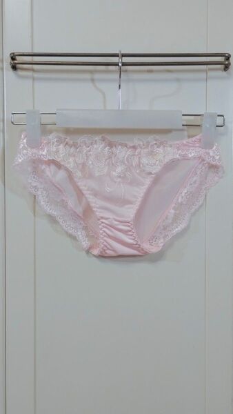 補正下着・ ショートガードル サテン系ツルツルテカテカ素材 (色:ピンク系)ヒップアップ効果 ※ホームクリーニング済み