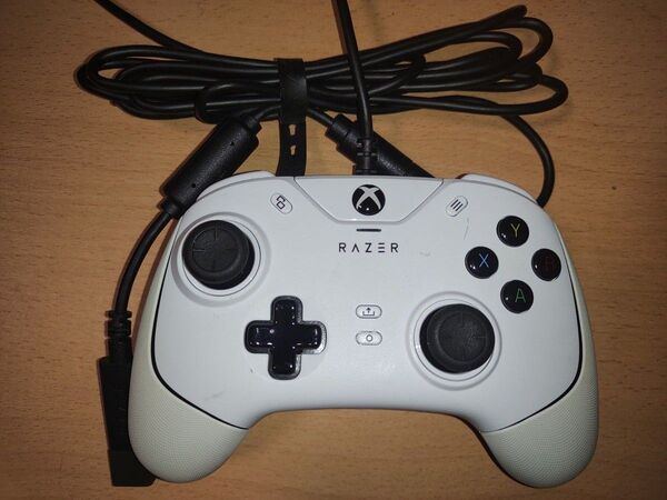 XBOX 有線コントローラー Razer Wolverine V2
