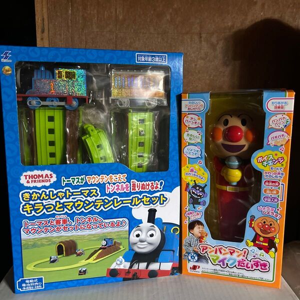 アンパンマン マイクだいすき きかんしゃトーマスキラッとマウンテンレールセット