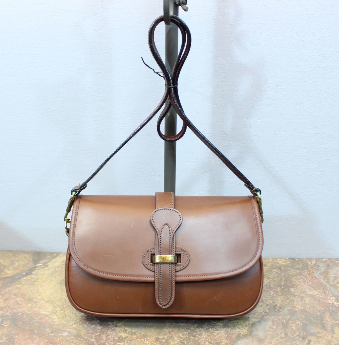 PayPayフリマ｜Dooney&Bourke LEATHER SHOULDER BAG MADE IN USA 