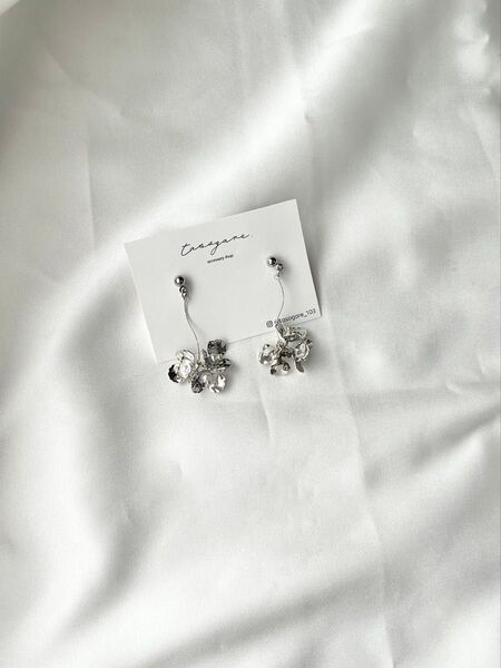 ピアス イヤリング 揺れる シルバー フラワー 花 デイリー 結婚式 入学式 成人式 卒業式 お呼ばれ 金アレ対応 ハンドメイド