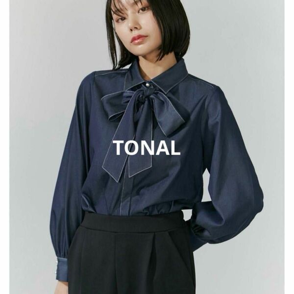 TONAL トーナル パール釦リボンタイブラウス ボリューム袖 ネイビー 長袖