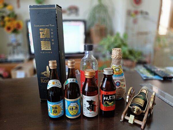 泡盛古酒ミニボトルなど4本、魂麹(田崎酒造)とBREMBALI(インドネシアのワイン?)とナポレオンのミニボトル