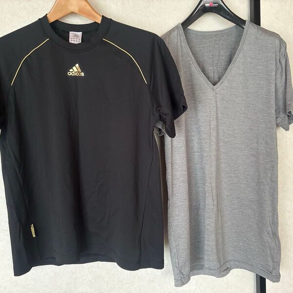 adidas Tシャツ 黒×金ロゴ入り & ユニクロ グレー VネックTシャツ 2枚セット
