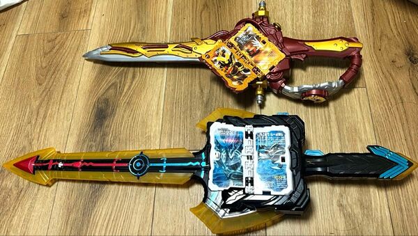 仮面ライダーセイバー 仮面ライダーサーベラ 仮面ライダーデュランダル 変身聖剣 煙叡剣狼煙 時国剣界時