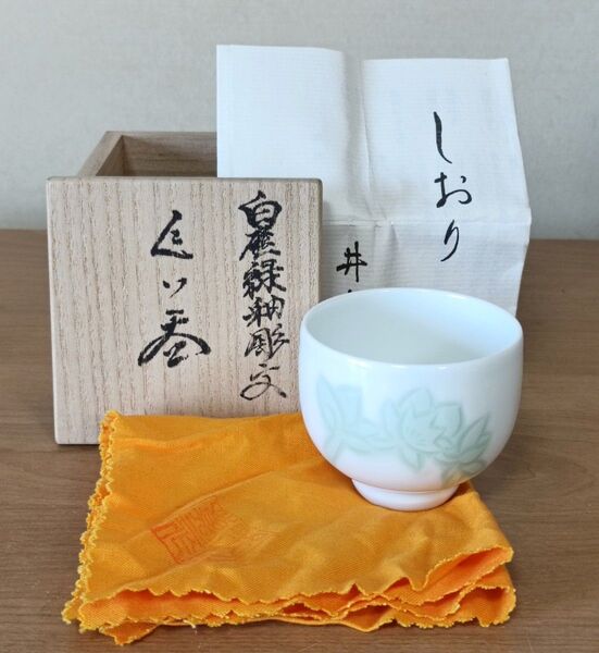 人間国宝 井上萬二作 白磁緑釉彫文ぐい呑み 酒器 猪口