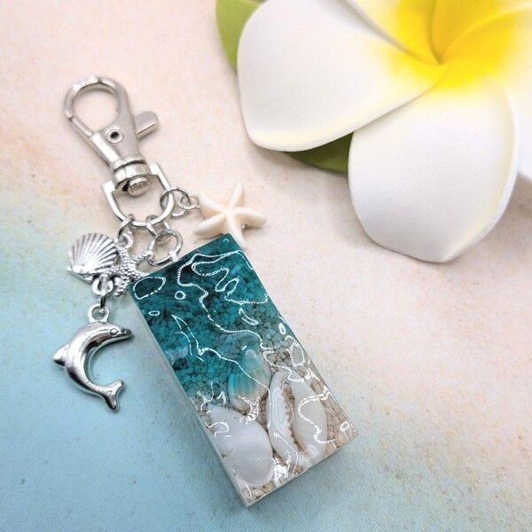 68)☆海のカケラ☆ ハンドメイド レジン キーホルダー バッグ スマホ 水筒 タンブラー 夏 海 イルカ シルバー