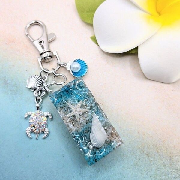 72)☆海のカケラ☆ ハンドメイド レジン キーホルダー バッグ スマホ 水筒 タンブラー 夏 海デザイン キラキラ