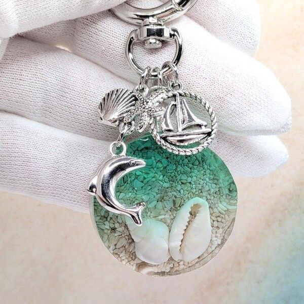 78)☆海のカケラ☆ ハンドメイド レジン キーホルダー バッグ スマホ 水筒 タンブラー 夏 海 イルカ キラキラ