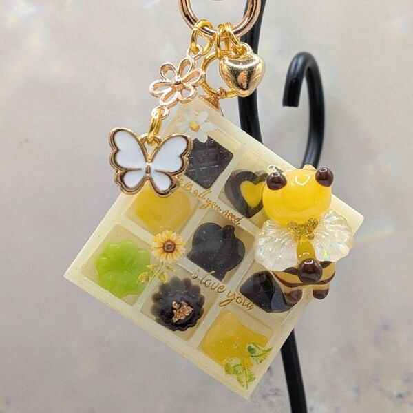 89)チョコレートBOX 向日葵☆蜂ネコちゃん ハンドメイド レジン シャカシャカ バッグ スマホ キーホルダー