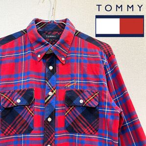 【美品】TOMMY (トミー) ブランドロゴ刺繍 チェック柄ネルシャツ 赤×青 M 長袖シャツ トップス Yシャツ 羽織り 上着