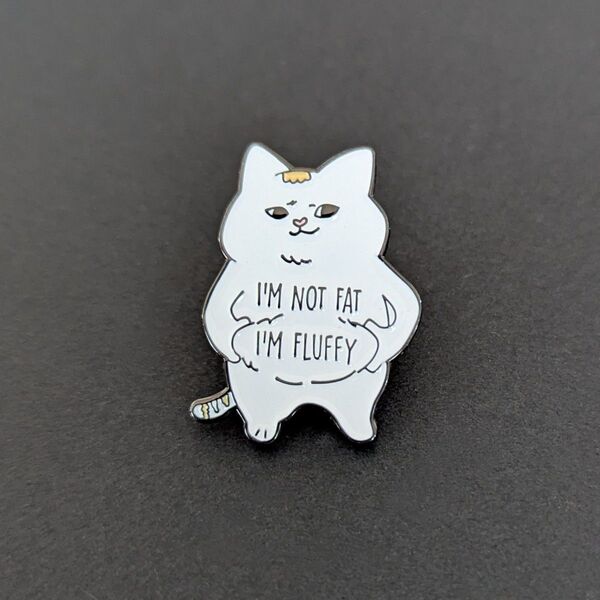 I'M NOT FAT I'M FLUFFY 白猫さん ピンバッジ N79-17 猫 ねこ