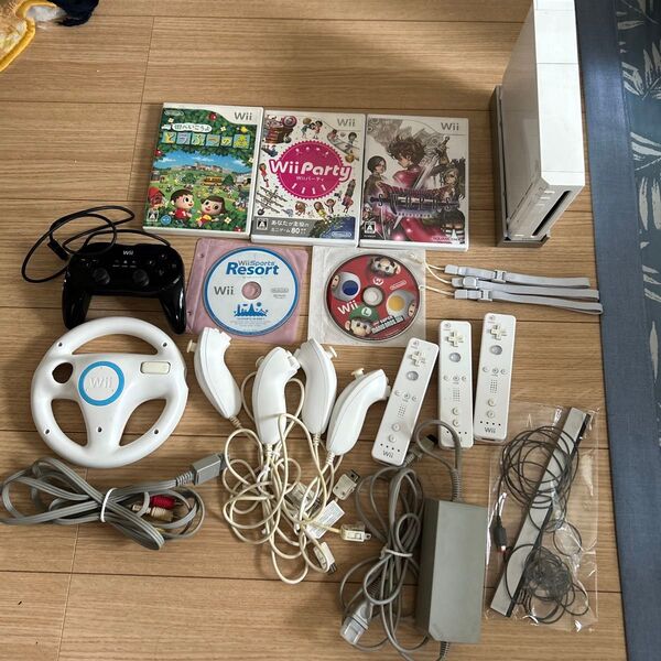 任天堂Nintendo Wii本体一式と周辺機器リモコン3個、ヌンチャク4個、ハンドル1個付き ゲームパット ソフト5本付初期化済