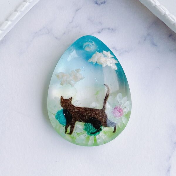 ネックレス 猫 散歩 青空 花 雲レジン 半ドロップ ネコ ねこ レジン 一点物 ハンドメイド アクセサリー ペンダント アクセ