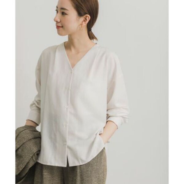 URBAN RESEARCH BACKタックエアリーVネックシャツ