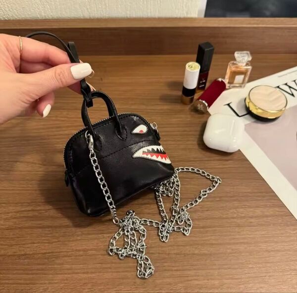 ブラック バッグチャーム ミニバッグ チェーン付 シャーク