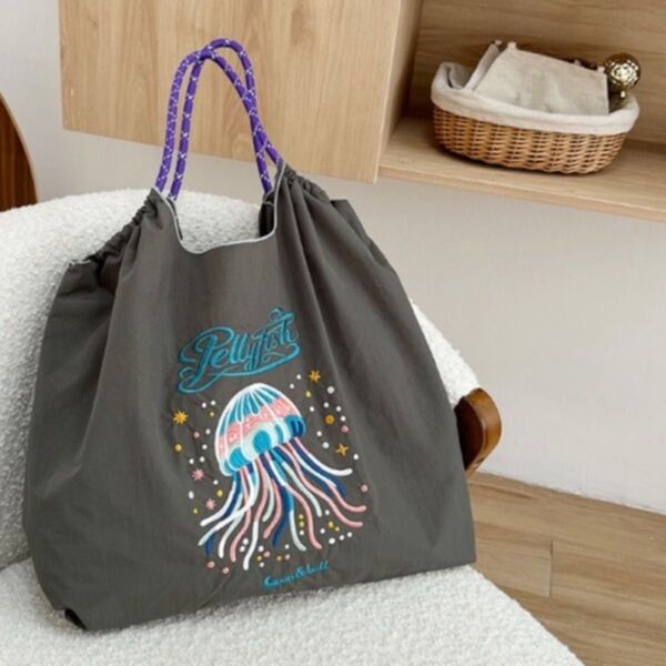 新品 未使用 エコバッグ クラゲ グレー Mサイズ 刺繍 人気 トートバッグ