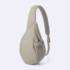 新品 GU ジーユー スリングショルダーバッグ 32 BEIGE ベージュ