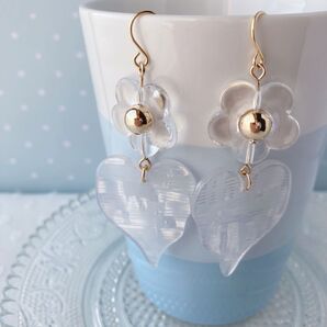 クリアな花とホワイトハートピアス*おしゃれ大人可愛い大ぶりピアス*イヤリング*ハンドメイド
