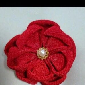 ⑤お花のブローチ レッド パールビーズ付き ハンドメイド つまみ細工 赤 コサージュ