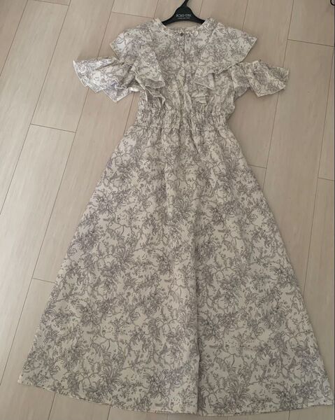 白 花柄 オフショルダー ワンピース Aライン フレア
