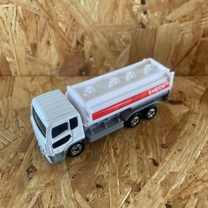 トミカ UDトラックス クオン エネオス タンクローリー ミニカー