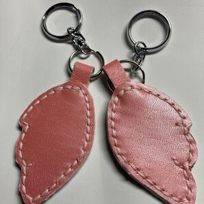 【ハンドメイド】羽根ピンクの革製キーホルダー 2個セット