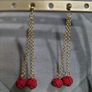 ハンドメイド ピアス ゴールドチェーン 赤色 水引