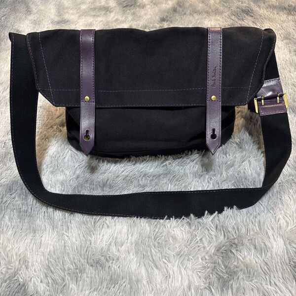 【美品】Paul smith ポールスミス ショルダーバッグ メッセンジャーバッグ 黒 紫 ストラップ ポケット マチ A4収納