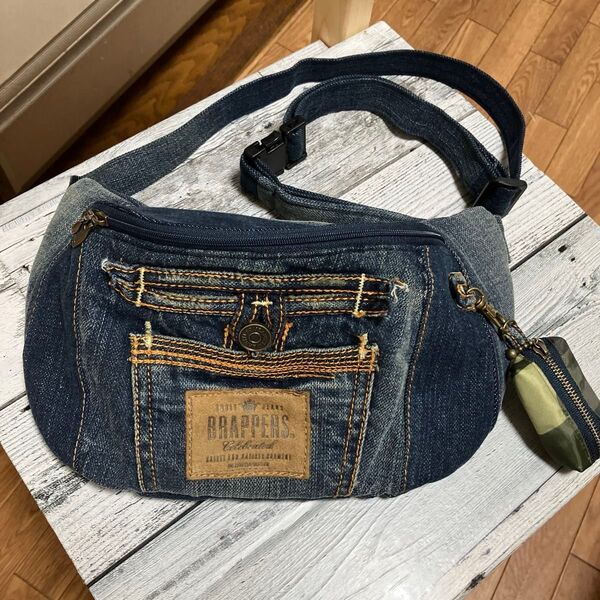ボディーバック デニムリメイク ハンドメイド ★カッコイイ★ ワッペン付き 迷彩ポチ袋付き ベルトはデニムです!