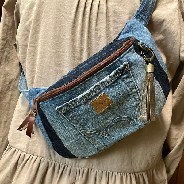 ボディバック デニムリメイク ハンドメイド チャーム付き パッチワーク ワッペン付き ダブルファスナー付き
