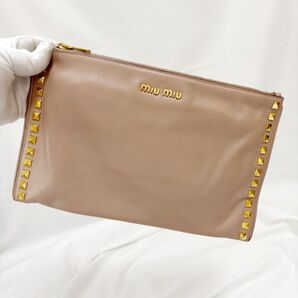 美品 人気カラー miumiu ミュウミュウ クラッチバッグ ポーチ スタッズ ピンクベージュ アーカイブ
