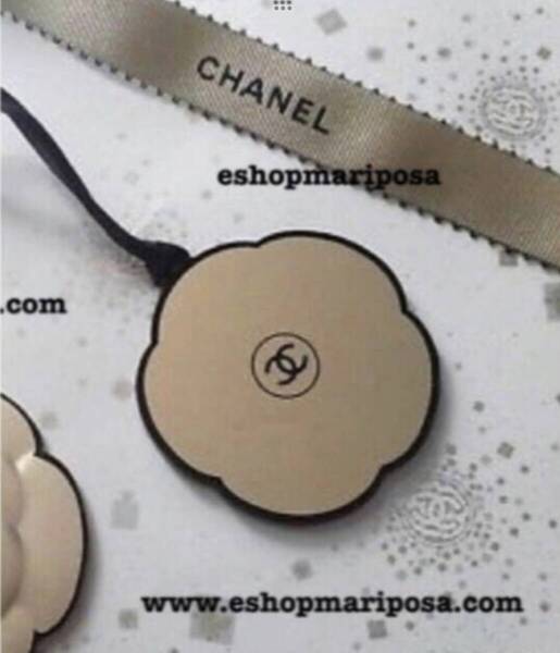 CHANEL◆シャネルチャーム カメリア型 プラスチック シャンパンゴールド黒 ココマーク 新品 正規ノベルティ 非売 ラッピングリボンとギフト