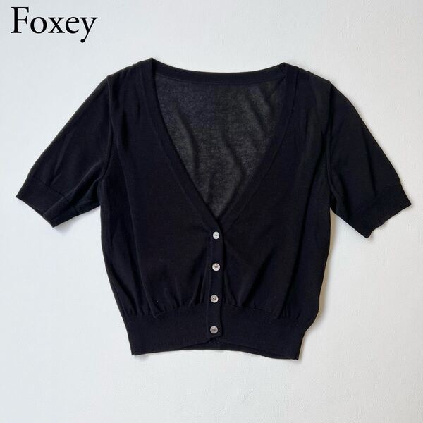 美品 FOXEY BOUTIQUE フォクシーブティック ニットカーディガン 半袖 トップス ロゴ入りボタン ブラック 羽織 38 レディース