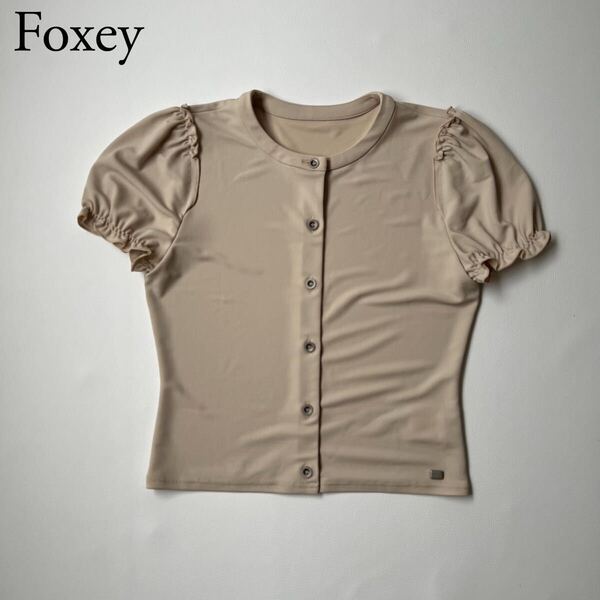 美品 FOXEY NEW YORK フォクシーニューヨーク ニットカーディガン トップス パフスリーブ ロゴプレート ベージュ 40 レディース