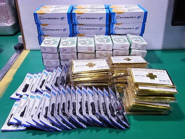 ■■【即日配送可】非常用 防災用品 圧縮軍手&タオル / サバイバルシート / ホイッスル / ダイナモラジオライト 各30個 自治会 会社備品