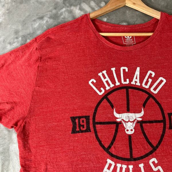adidas アディダス NBA シカゴブルズ チームロゴTシャツ バスケ 赤レッド 2XL ビッグシルエット 古着 トップス 半袖Tシャツ
