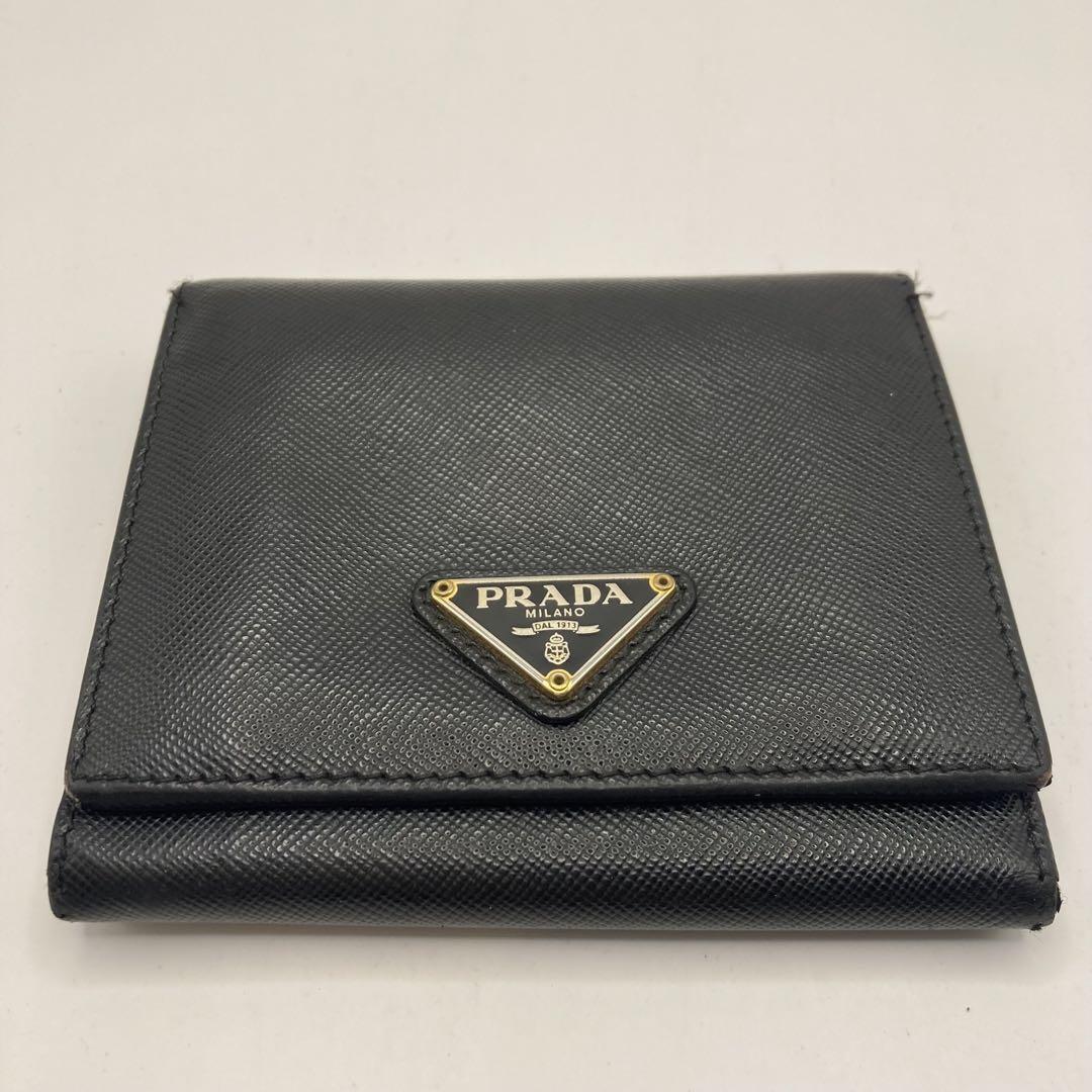 現行◆未使用級◆PRADA 三つ折り財布 サフィアーノレザー 三角プレート 黒 プラダ PRADA 財布 三つ折り財布 小銭入れ付き ミニ財布