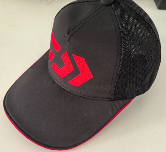 【送料無料】ダイワ 撥水 FeelAlive. ソフトハーフメッシュ キャップ Black with red logo 黒 赤ロゴ 帽子 フリー DC-3225