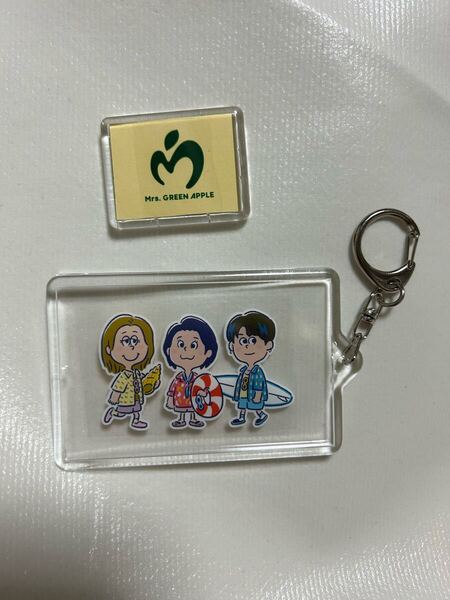 Mrs. GREENAPPLEまるでメロンパンみたいなシューの袋の切り抜き入りのキーホルダーとマグネット