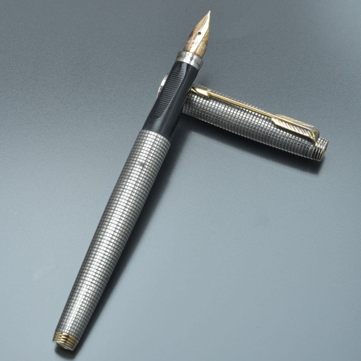 【ヴィンテージ】 PARKER 万年筆＆ボールペン セット シルバー格子柄 ヴィンテージ】 PARKER 万年筆＆ボールペン セット シルバー格子柄
