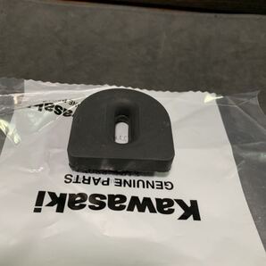 KH250 ガソリンタンクゴム (下側) 純正新品 KH400 カワサキ 外装 フューエルタンク 燃料タンク