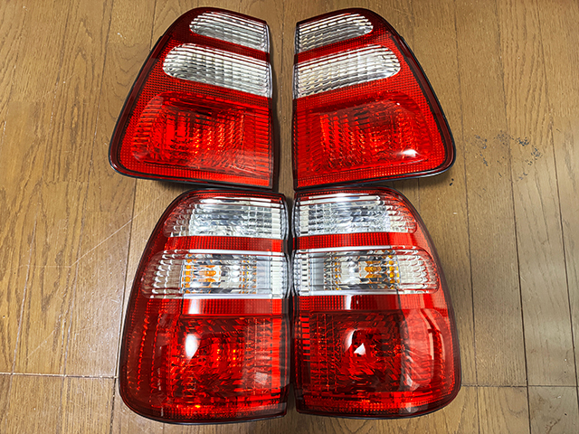 ランドクルーザー100 トヨタ純正 右テールランプ 新車外し!! ランドクルーザー100 トヨタ純正 右テールランプ 新車外し