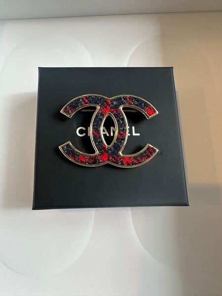 2022年 秋冬 CHANEL シャネル ブローチ ビッグココマーク 千鳥格子 チェック ツイード ゴールド/ネイビー/レッド ゴールド金具
